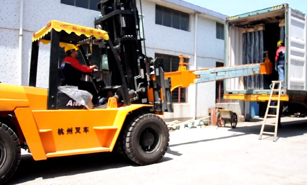 杭州叉車|玻璃行業(yè)，叉車串桿屬具卸貨實拍案例