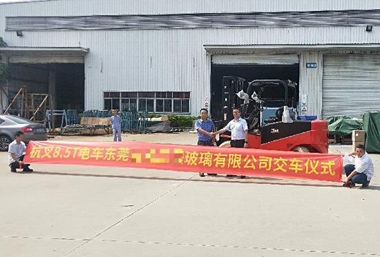 叉車搬運玻璃？要輕拿輕放！